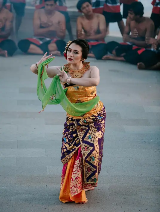 Potret menarik Amanda Gonzales dalam balutan outfit penari Bali. Pose menarinya diabadikan dengan outfit penari Bali berupa kemben kuning dan kain Bali sebagai roknya, selendang hijau, dan berbagai aksesori pelengkap yang menyempurnakan penampilannya secara keseluruhan. [Foto: Instagram/gonzalezamanda10]