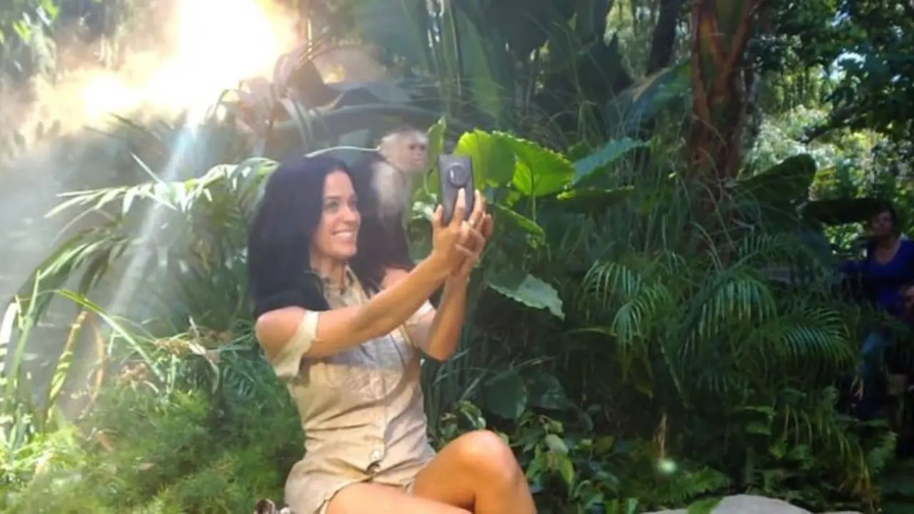 katty-perry-tekno-130909b.jpg