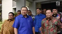 Ketua Umum Partai Demokrat Susilo Bambang Yudhoyono atau SBY (kiri) bersama Ketua Bawaslu Abhan (kanan) usai menggelar pertemuan tertutup terkait Pileg dan Pilpres di kediaman SBY di Kuningan, Jakarta, Selasa (10/7). (Liputan6.com/Herman Zakharia)