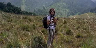 Kala itu Adinda mendaki puncak gunung dengan mengikuti perjalanan tour travel. Jadi ia bertemu dengan teman-teman baru yang pastinya juga menjadi pengalaman baru untuknya. (Instagram/adindathomas)