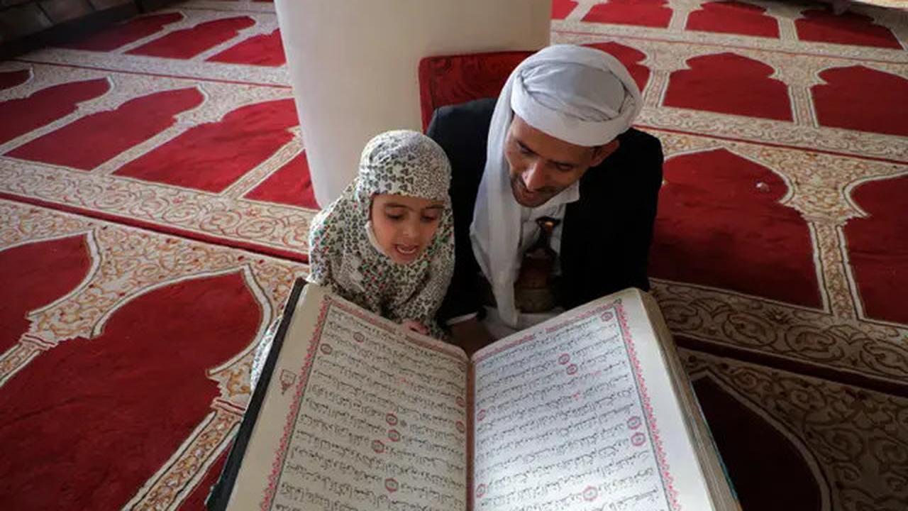 Apakah Pahala Membaca Al-Qur'an Sampai kepada Orangtua yang Telah Meninggal? Simak Penjelasan Ustadz Adi Hidayat