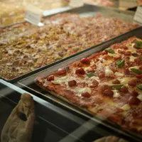 Ilustrasi pizza berbentuk panjang. (Copyright Pexels/Sofia Mishchenko)