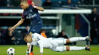 Pemain Real Madrid Casemiro mencoba menghentikan aksi pemain Paris Saint-Germain Kylian Mbappe saat pertandingan Liga Champions leg kedua di stadion Parc des Princes di Paris (6/3). (AP / Francois Mori)