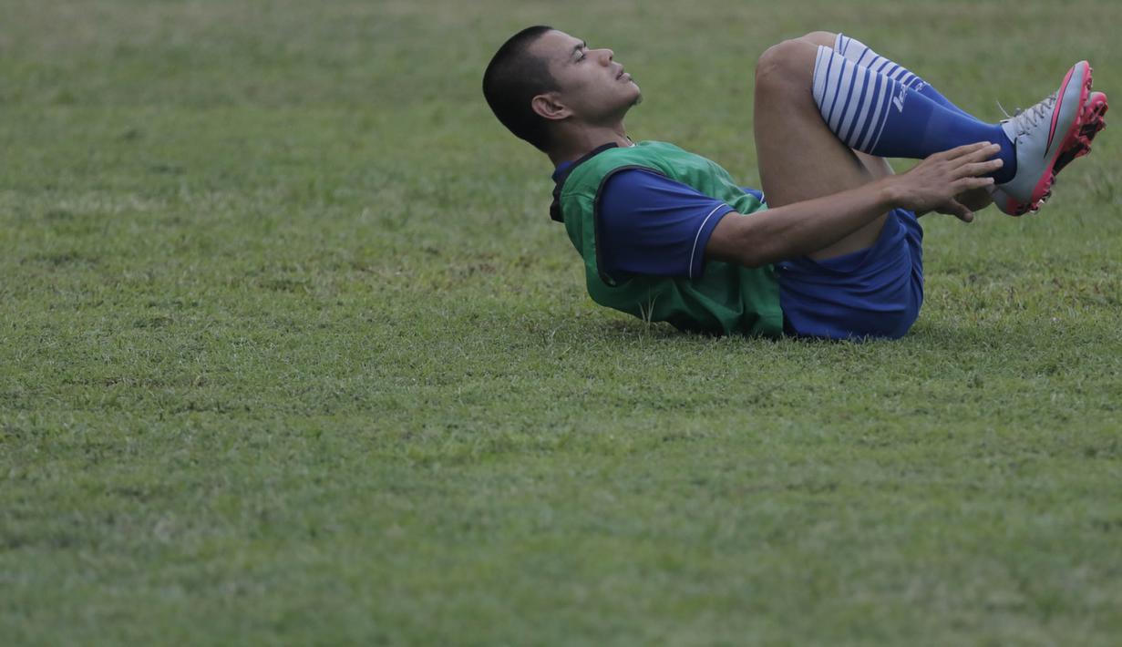 Pemain Persib, Tantan melakukan pendinginan usai latihan jelang semi final Piala Presiden melawan Mitra Kukar di Stadion Aji Imbut, Tenggarong, Kaltim, Sabtu (3/10/2015). (Bola.com/Vitalis Yogi Trisna)