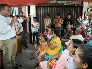 Cagub DKI Jakarta Anies Baswedan berdialog dengan warga yang bermukim di bantaran Kali Krukut, Jakarta Barat, Kamis (3/11). Kepada warga, Anies berjanji memprioritaskan penataan wilayah tanpa melanggar prinsip kemanusiaan. (Liputan6.com/Yoppy Renato)
