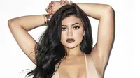Kylie Jenner Tepis Isu Oplas dengan Unggah Foto Dada