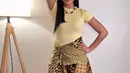 Yura Yunita kenakan Batik untuk busana kasual. Ia jadikan Batik sebagai rok lilit bersiluet A-line yang lengkapi t-shirt kuning yang dikenakannya [@yurayunita]