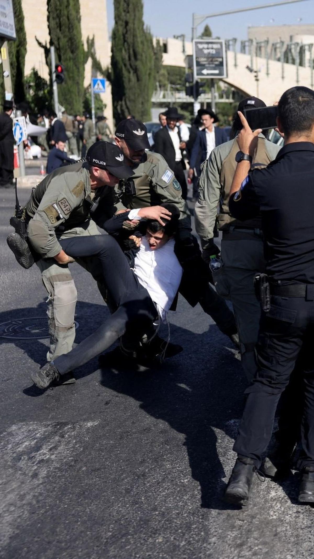 Selain itu, para demonstran Yahudi ultra-Ortodoks juga melakukan aksi memblokir jalan di Yerusalem.&nbsp;Foto: REUTERS / Ronen Zvulun<br>