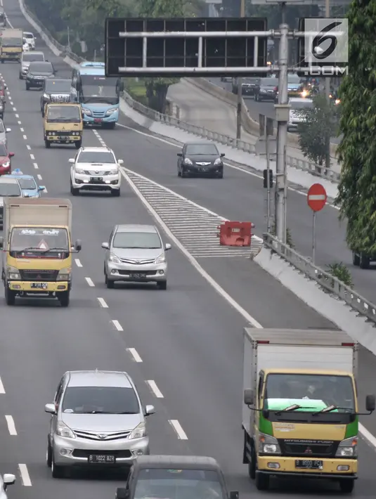 Sejumlah truk melintas di ruas Tol Dalam Kota Cawang-Pluit, Jakarta, Rabu (8/8). Mulai 18 Agustus-2 September 2018 atau selama perhelatan Asian Games, Pemprov DKI menerapkan pembatasan truk golongan III, IV, dan V. (Merdeka.com/Iqbal S. Nugroho)