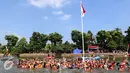 Ratusan pelajar dan mahasiswa bersorak dan foto bersama usai mengikuti upacara Bendera HUT Kemerdekaan RI ke 71, di Setu Tujuh Muara, Pamulang, Tangerang Selatan, Rabu (17/08). (Liputan6.com/Fery Pradolo)