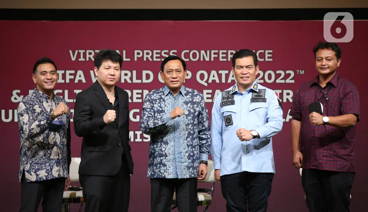 Direktur SCM, Imam Sudjarwo, Direktur Penyelidik dan Penyelesaian Sengketa-DJKI, Brigjen. Pol. Anom Wibowo, Direktur IEG, Hendy Lim, Senior Associate - K&K Advocates, Fajar Budiman Kusumo dan Kanit Tipidter Bareskrim Polri, Kompol Wisnu Hadi berpose usai menjadi narasumber di Studio 8 Emtek, Jakarta, Kamis (23/6/2022). (Liputan6.com/Faizal Fanani)