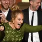 Adele membuat aksi mengejutkan usai menerima penghargaan Album of the Year ajang Grammy Awards 2017 di Staples Center, Los Angeles, Minggu (12/2). Adele mematahkan piala Grammy yang diterimanya menjadi dua bagian. (AFP PHOTO/ KEVIN WINTER)