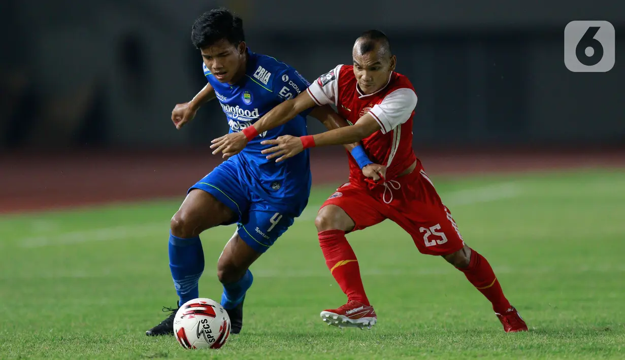 Pemain Persija Jakarta, Riko Simanjuntak (kanan) berebut bola dengan pemain Persib Bandung, Bayu Fiqri, pada  laga final Piala Menpora 2021 di Stadion Maguwoharjo, Sleman, Minggu (25/4/2021). Persija menekuk Maung Bandung 2-1. (Bola.com/M Iqbal Ichsan)