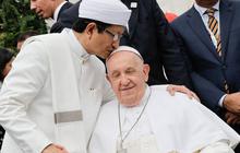 FOTO: Kemesraan Paus Fransiskus dan Imam Besar Masjid Istiqlal Saling Cium Tangan dan Kepala