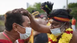 Umat Hindu mengikuti prosesi festival Thaipusam di Gua Batu di Kuala Lumpur, Malaysia (18/1/2022). Thaipusam, yang dirayakan untuk menghormati dewa Hindu Dewa Murugan, adalah prosesi tahunan umat Hindu yang mencari berkah, memenuhi sumpah dan mengucapkan terima kasih. (AP Photo/ Vincent Thian)