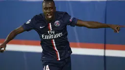 Gelandang PSG, Blaise Matuidi, berlari merayakan golnya ke gawang Barcelona di laga kedua Liga Champions 2014-2015 Grup F di Stadion Parc des Princes, Paris (1/10/2014). PSG unggul 3-2 atas Barcelona. (AFP PHOTO/Franck Fife)