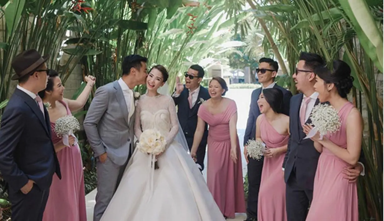 Salah satu tradisi adat dari nenek moyang Dion dan kekasih jelang nikah diantaranya Tea Pai. Acara sebagai bentuk penghormatan terhadap orang yang lebih tua dalam keluarganya. (Instagram/mrmrswiyoko)