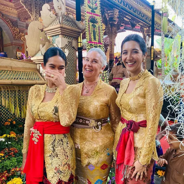 Berasal dari Australia, Ini 6 Potret Kebersamaan Happy Salma dan Ibu Mertua