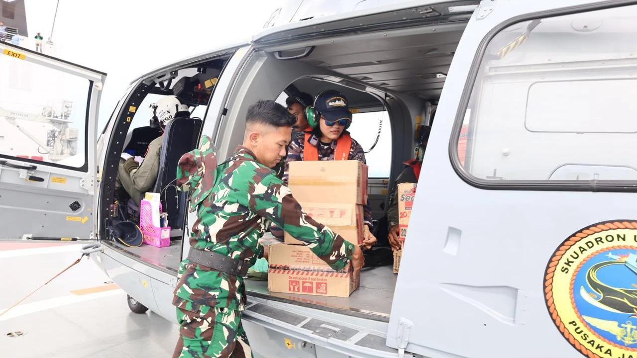 VIDEO: Heli TNI AL Gerak ke Aceh Tamiang Kirim Bantuan ke Warga Korban Bencana