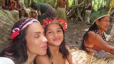 Ines Rau, bersama anak-anak di Hutan Amazon dari suku Shanenawa merasakan cinta tanpa syarat dari mereka. (Foto: Instagram/@supa_ines)