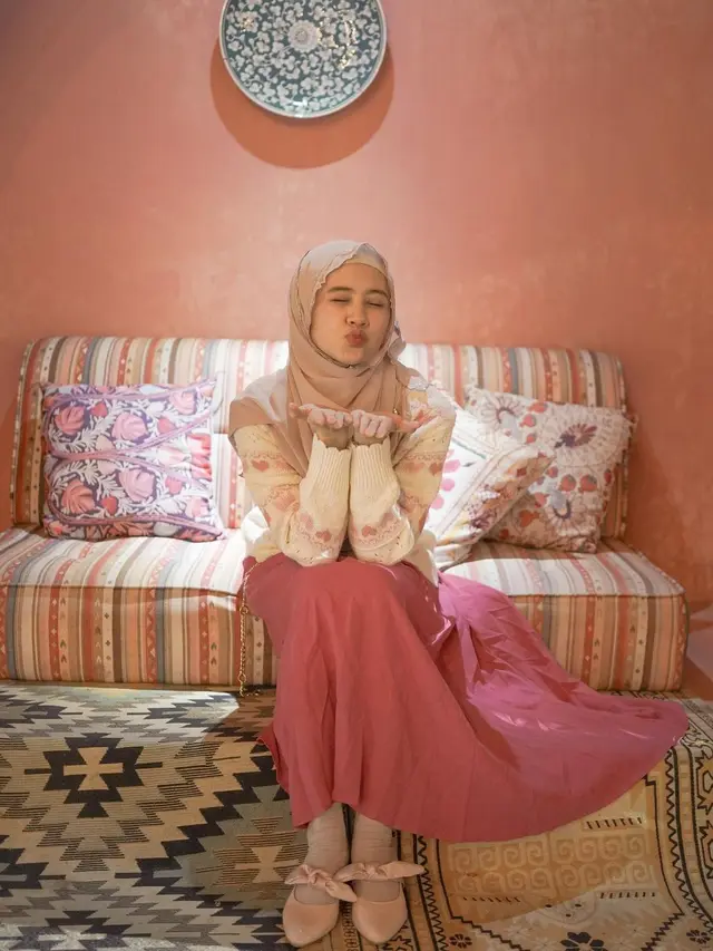 6 Gaya Berhijab Selebgram Adinda Amira, Inspirasi Busana Pastel yang Lembut