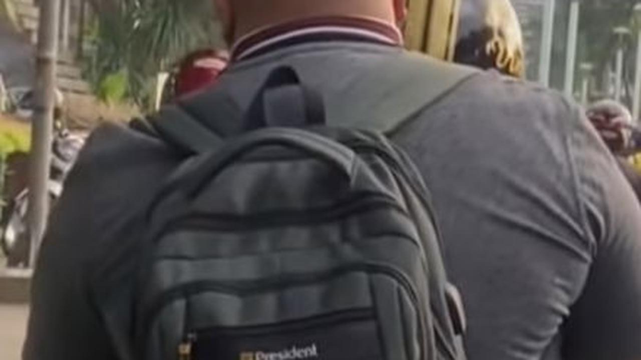 Penampakan Pria Berbadan Besar Pakai Helm Kekecilan<br>