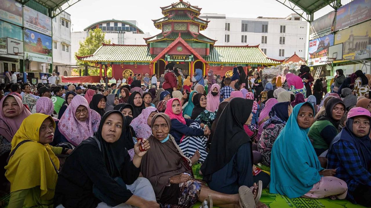 FOTO: Ribuan Warga Surabaya Antre Zakat Mal Rp 500 Ribu per Orang di Masjid Cheng Hoo