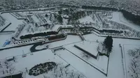 Penampakan dari atas menara Benteng Goryokaku di Hakodate, Jepang, saat musim dingin. (Liputan6.com/Dinny Mutiah)