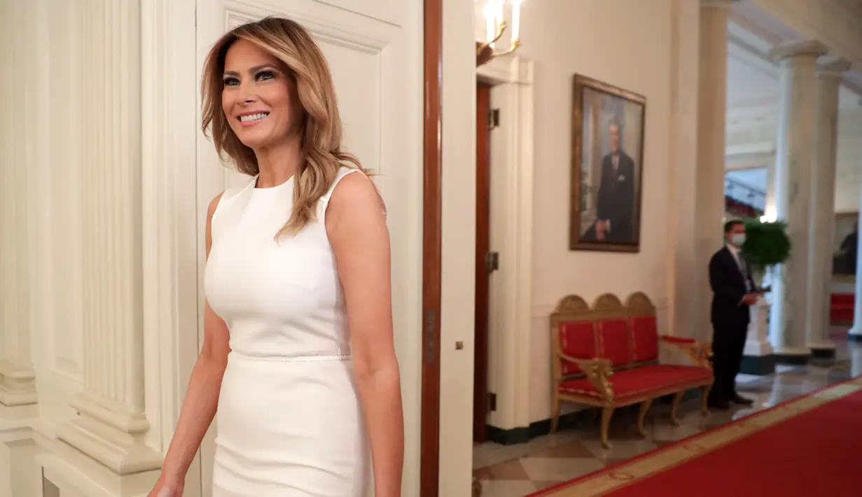 Ibu Negara AS Melania Trump tiba di meja bundar tentang penyakit sel sabit di Ruang Makan Negara Gedung Putih di Washington, DC pada 14 September 2020. AFP/Getty Images/Alex Wong)