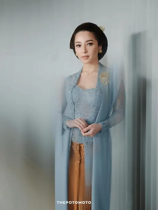 Kebaya kutubaru rancangan Didiet Maulana yang dikenakan Nikita Willy jadi terlihat semakin anggun dengan selendang sebagai pelengkap. Ditambah beberapa aksesori seperti bros dan kalung. [@svarna_byikatindonesia]