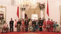 Presiden RI Joko Widodo (keenam dari kiri) foto bersama dengan mantan Presiden dan Wakil Presiden RI di Istana Merdeka sesudah Upacara HUT Kemerdakaan RI ke 72 di Istana Merdeka, Kamis (17/8). (Liputan6.com/via Anung Anindhito)