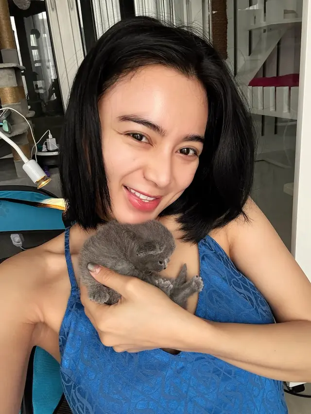 Model Baju Santai Wika Salim saat di Rumah