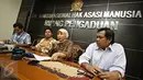 (Dari kiri) Pengacara LBH Jakarta Tigor Hutapea, Ketua Komnas HAM Imdadun Rahmat, Komisioner Komnas HAM Roichatul Aswidah, dan Kepala Biro Penegakan HAM dari Komnas HAM Johan Efendi saat konpers di Jakarta, Senin (23/5). (Liputan6.com/Immanuel Antonius)