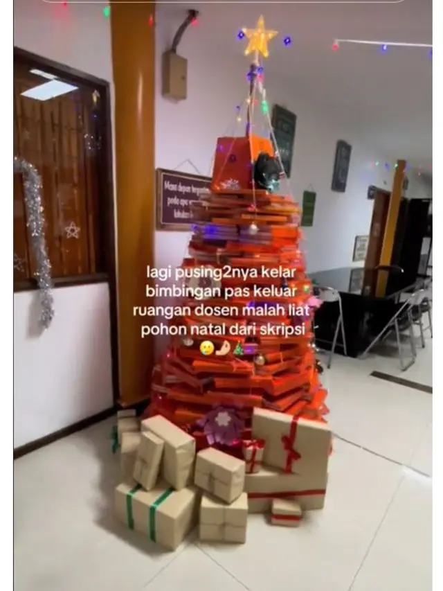 Pohon Natal dari Tumpukan Skripsi Ini Bikin Syok Mahasiswa, Ditaruh Depan Ruang Dosen