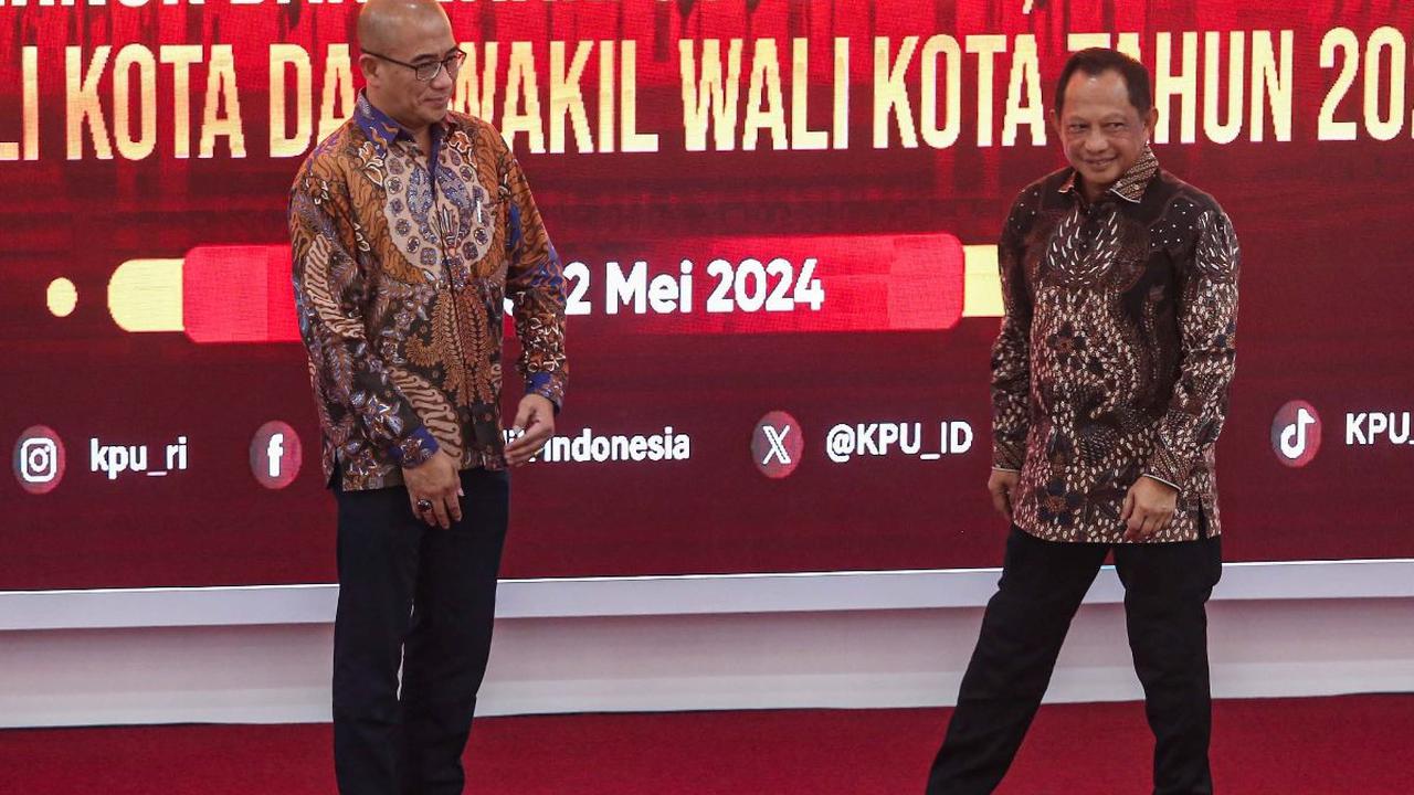 Menteri Dalam Negeri, Tito Karnavian menyerahkan Data Penduduk Potensial Pemilih Pemilu (DP4) untuk Pemilihan Kepala Daerah (Pilkada) serentak 2024 kepada Komisi Pemilihan Umum (KPU) Republik Indonesia di Kantor KPU RI, Jakarta, Kamis (2/5/2024). Foto: Li