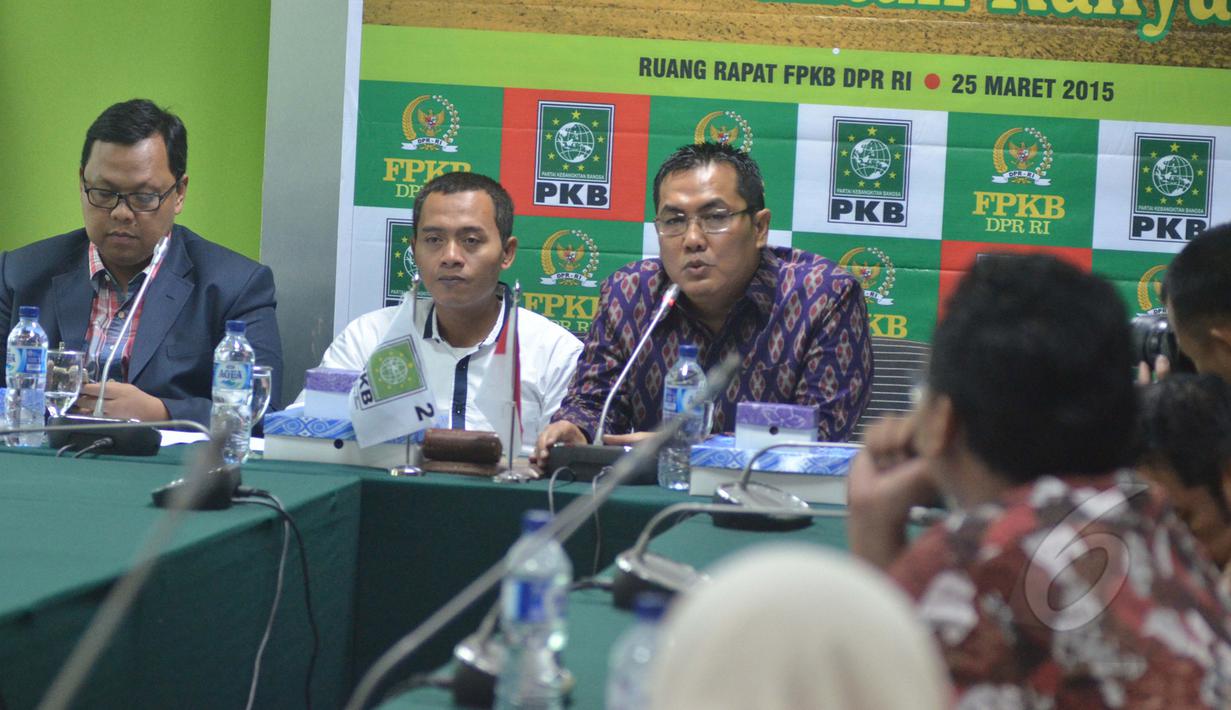 Ketua Fraksi PKB DPR RI, Helmy Faishal Zaini (kanan) saat menjadi narasumber pada diskusi "Meneguhkan Mandat Konstitusi: Tanah Untuk Rakyat" di Ruang Fraksi PKB, Senayan, Jakarta, Rabu (25/3/2015).(Liputan6.com/Andrian M Tunay)