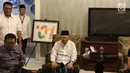 Cawapres 01 Ma'ruf Amin saat menerima kunjungan penyanyi religi Veryal Eisha Aqila Zulfikar atau Veve Zulfikar di kediamannya, Jakarta, Kamis (17/1). Ma'ruf masih menerima kunjungan berbagai kalangan jelang debat Pilpres 2019. (Liputan6.com/Angga Yuniar)