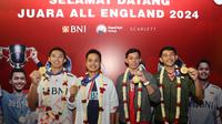 Jonatan Christie dkk. beserta petinggi Kemenpora dan PBSI berfoto setibanya di Bandara Soekarno-Hatta dari All England 2024, Senin (18/3/2024) malam WIB. (Bola.com/M. Iqbal Ichsan)