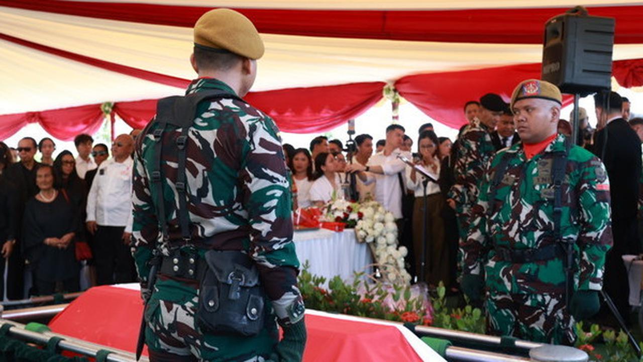 Penuh Haru, Momen Tabur Bunga Penuh Air Mata di Pemakaman Hotma Sitompul