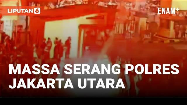 Mapolres Jakarta Utara didatangi dan diserang sekelompok massa Minggu (31/8) dini hari. Lemparan batu dan petasan diarahkan ke arah polisi yang berjaga.