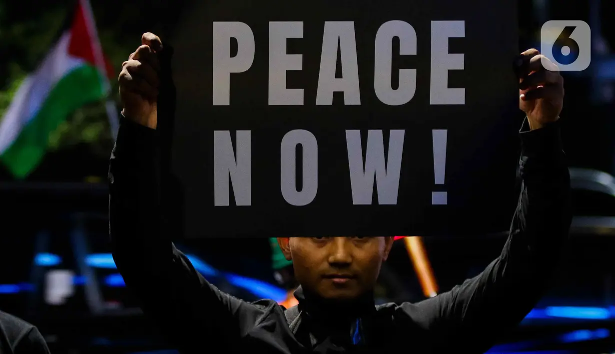 Aktivis Greenpeace Indonesia menggelar aksi solidaritas untuk Palestina di kawasan Bundaran HI, Jakarta, Jumat (3/11/2023). (Liputan6.com/Herman Zakharia)
