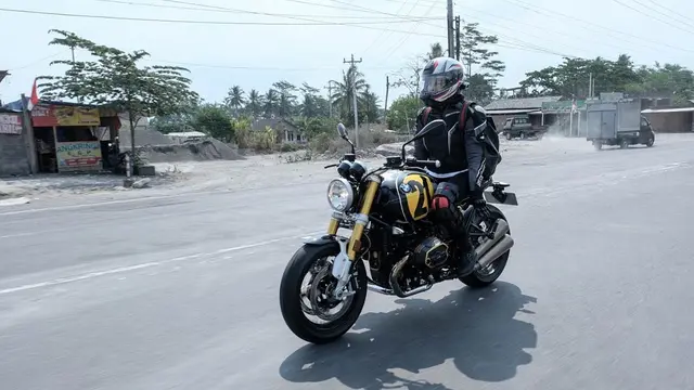 6 Gaya Nikita Mirzani saat Naik Motor Gede, Curi Perhatian