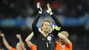 Edwin van der sar. Mantan kiper andalan Manchester United ini telah memperkuat Timnas Belanda dalam empat edisi Piala Eropa dengan penampilan sebanyak 16 kali. Hingga pensiun pada 2011, dirinya belum mampu membawa Belanda merebut gelar Piala Eropa. (AFP/Martin Bureau)