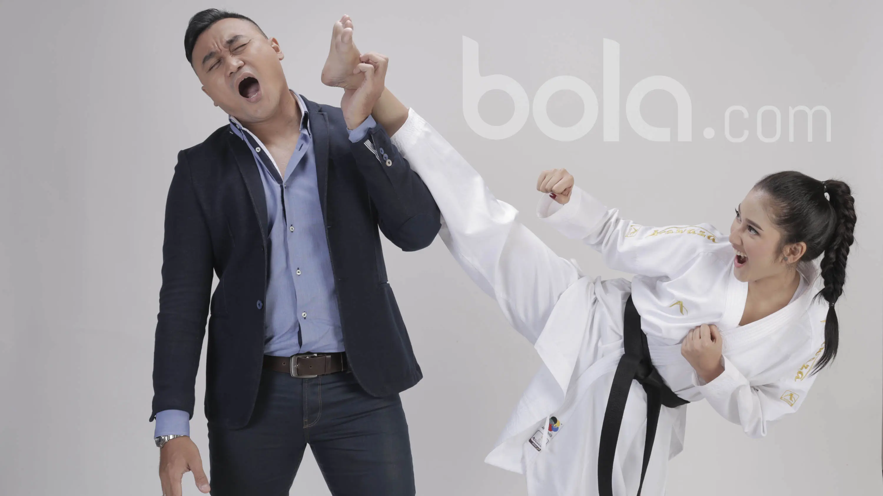Karateka Indonesia, Claresta Taufan, bersama presenter olahraga, Rendra Soedjono, saat menjalani sesi foto di Studio Boloa.com, Jakarta, Minggu (26/3/2017). (Bola.com/Peksi Cahyo)