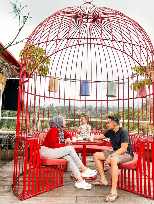 Momen seru diperlihatkan Nathalie Holscher saat liburan bersama putra, dan kekasihnya. (Foto: Instagram/@nathalieholscher)