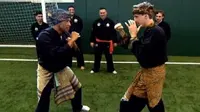 Video Saat 2 Bintang Arsenal Berlatih Pencak Silat