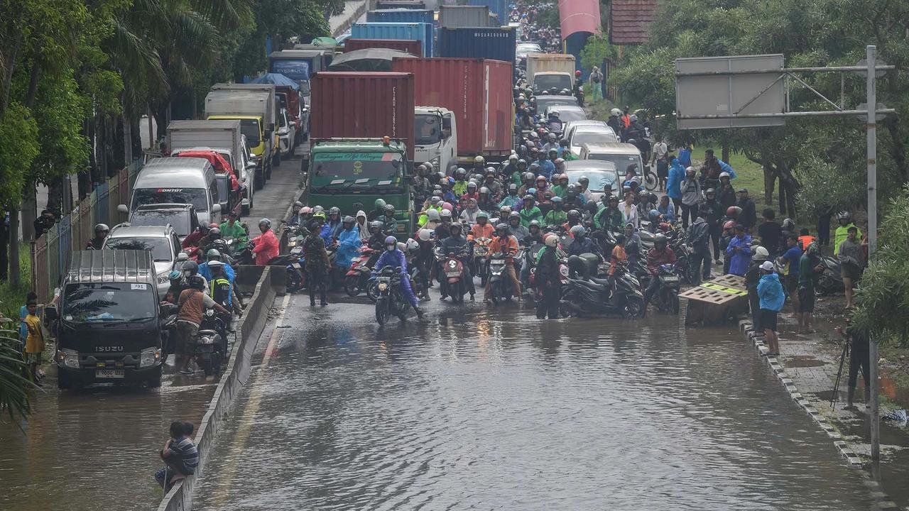 FOTO: Ratusan Pemotor Antre Menembus Banjir di Jalan Daan Mogot Jakbar