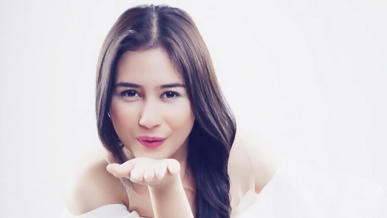 Prilly Latuconsina Cium Mesra Seorang Cowok di Kolam Renang