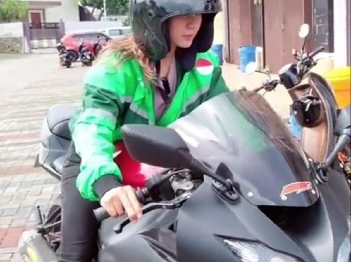 Ojol Perempuan Mengendarai Motor Gede
