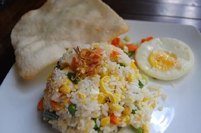 Nasi goreng putih bisa jadi pilihan sarapan cepat bagi Anda yang super sibuk. (foto : ijaabdullah.com)